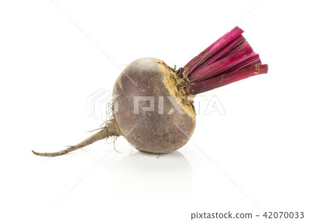 Fresh raw red beetroot isolated on white 42070033