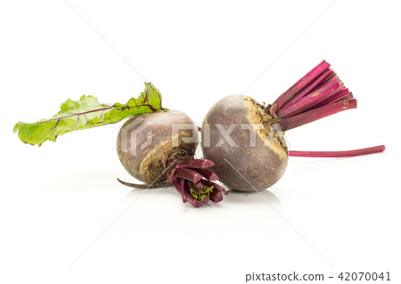 Fresh raw red beetroot isolated on white 42070041
