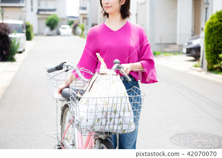 Bicycle shopping shopping housewife Bicycle shopping shopping housewife 42070070