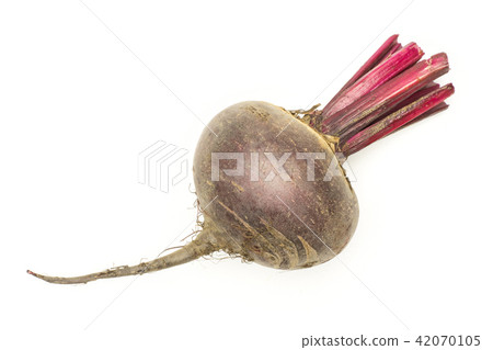 Fresh raw red beetroot isolated on white 42070105