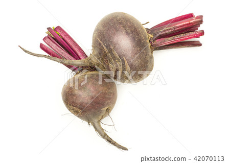 Fresh raw red beetroot isolated on white 42070113