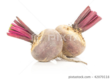 Fresh raw red beetroot isolated on white 42070118