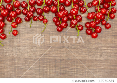 Fresh raw red currant on brown wood 42070285