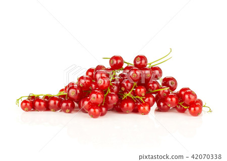Fresh raw red currant isolated on white 42070338