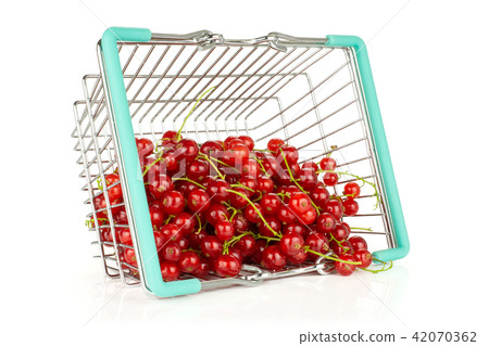 Fresh raw red currant isolated on white 42070362