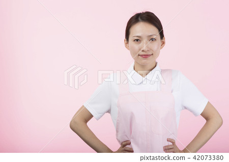 A woman wearing a white suit and smiling smile with his hand on his back A woman wearing a white suit and smiling smile with his hand on his back 42073380