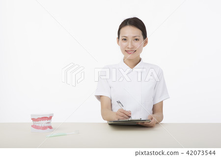 A woman in a white suit to take a note while smiling 42073544