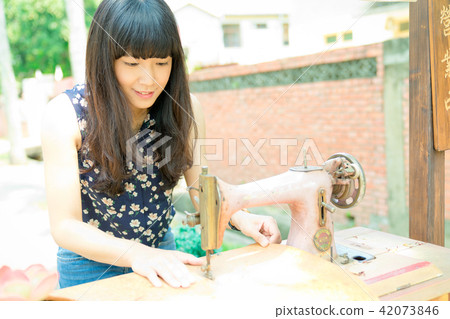 Asian Taiwan Taichung Fog Peak Guangfu New Village Beauty Woman like Chinese style woman portrait tailoring machine playful anger 42073846