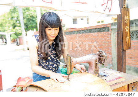 Asian Taiwan Taichung Fog Peak Guangfu New Village Beauty Woman like Chinese style woman portrait tailoring machine playful anger 42073847