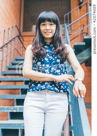 亞洲台灣台北台灣大學美女女生女孩肖像人像中國牽手微笑笑容校園 42074089