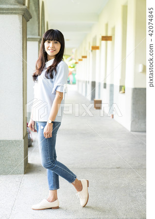 亞洲台灣台南神學院旅遊景點觀光學校校園大學生走廊噴泉噴水池女生女性女人肖像人像 42074845