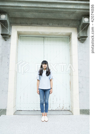 亞洲台灣台南神學院旅遊景點觀光學校校園大學生走廊噴泉噴水池女生女性女人肖像人像 42074886