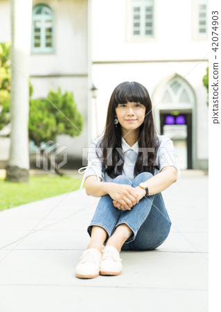 亞洲台灣台南神學院旅遊景點觀光學校校園大學生走廊噴泉噴水池女生女性女人肖像人像 亞洲台灣台南神學院旅遊景點觀光學校校園大學生走廊噴泉噴水池女生女性女人肖像人像 42074903