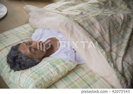Senior male sleeping in a Japanese style room 42075543
