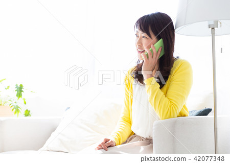 中年女性打電話 中年女性打電話 42077348