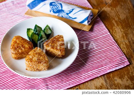 Grilled rice ball 42080906