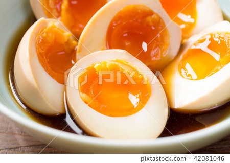 A boiled egg 42081046