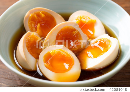 A boiled egg 42081048