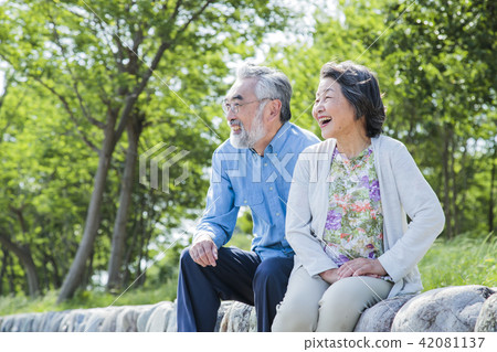 資深婦女夫婦活躍資深步行 42081137