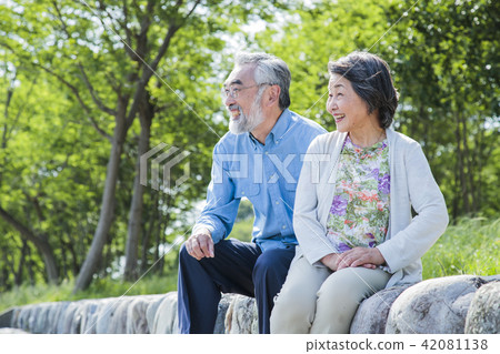 資深婦女夫婦活躍資深步行 42081138