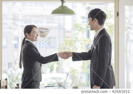 Businessman business tie-up to shake hands Businessman business tie-up to shake hands 42081652