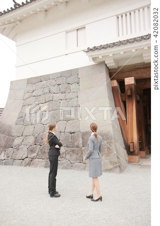一個年輕的外國婦女檢查組訪問日本城堡（小田原城堡） 42082032