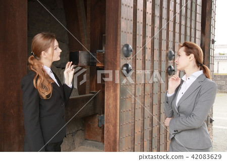 Young foreign women in business suits to visit historic monuments 42083629