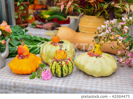 Small figures of women from pumpkins and zucchini 42084475