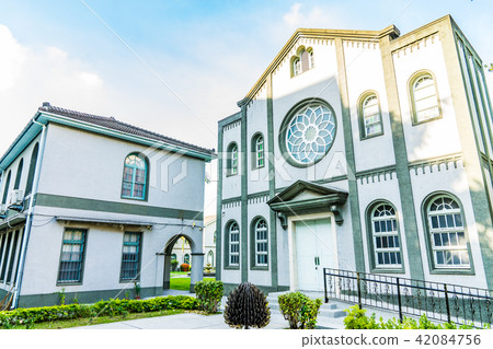 亞洲台灣台南神學院基督教堂走廊迴廊藍天白雲椰子樹耀光太陽日光 亞洲台灣台南神學院基督教堂走廊迴廊藍天白雲椰子樹耀光太陽日光 42084756