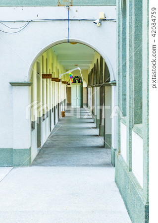 亞洲台灣台南神學院基督教堂走廊迴廊藍天白雲椰子樹耀光太陽日光 亞洲台灣台南神學院基督教堂走廊迴廊藍天白雲椰子樹耀光太陽日光 42084759