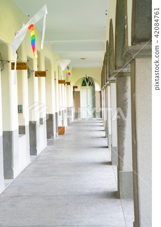 亞洲台灣台南神學院基督教堂走廊迴廊藍天白雲椰子樹耀光太陽日光 42084761