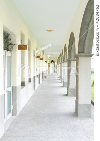 亞洲台灣台南神學院基督教堂走廊迴廊藍天白雲椰子樹耀光太陽日光 42084762