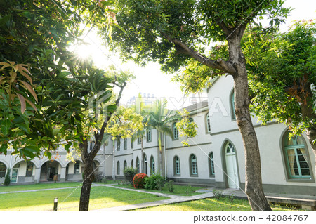 亞洲台灣台南神學院基督教堂走廊迴廊藍天白雲椰子樹耀光太陽日光 42084767