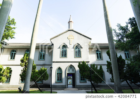 亞洲台灣台南神學院基督教堂走廊迴廊藍天白雲椰子樹耀光太陽日光 亞洲台灣台南神學院基督教堂走廊迴廊藍天白雲椰子樹耀光太陽日光 42084771