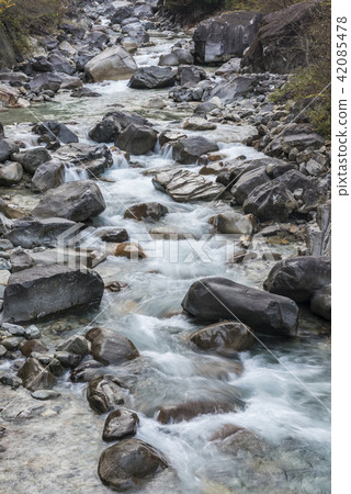 阿吉谷的流動 42085478