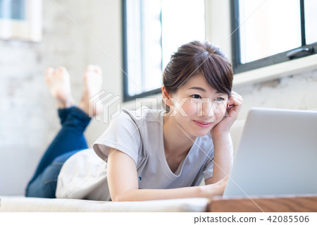 A young lady (personal computer) 42085506