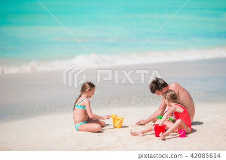 Father and little kids enjoying beach summer tropical vacation. 42085614