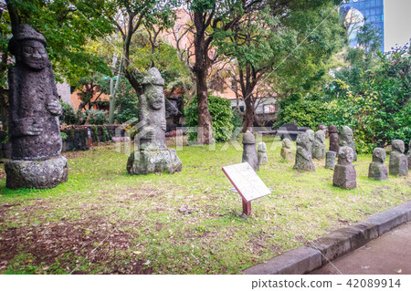 Group of Stone idols (Dolharubang) Group of Stone idols (Dolharubang) 42089914