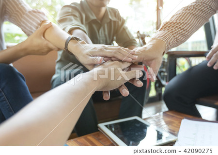 Businessmen shake hands After business negotiation 42090275