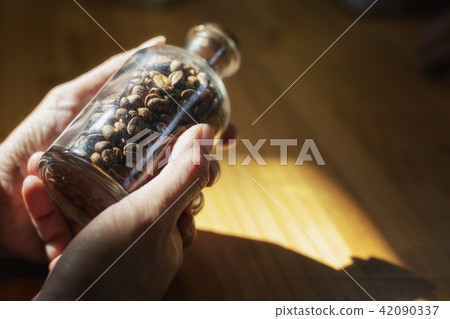 Close-up image of hand holding coffee beans 42090337