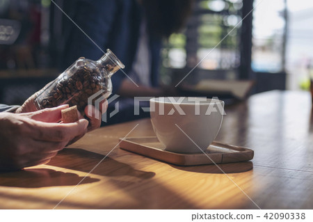 Close-up image of hand holding coffee beans 42090338