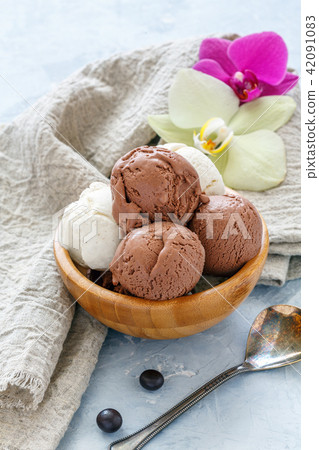 Vanilla and chocolate ice cream balls in a bowl. Vanilla and chocolate ice cream balls in a bowl. 42091083