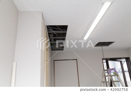 Ceiling opening 42092758