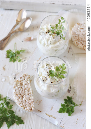 Summer light salad: yogurt, greens and cucumber 42093214