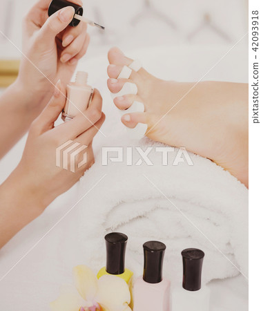 Young Beautiful Woman Doing Pedicure in Spa Salon. 42093918