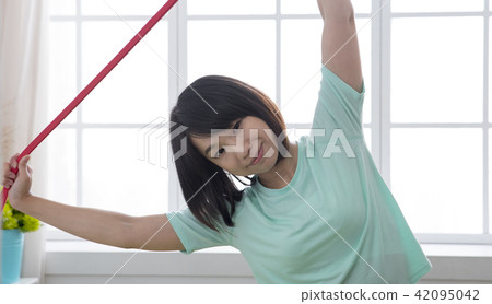 拉彈力帶伸展肌肉的女孩 42095042