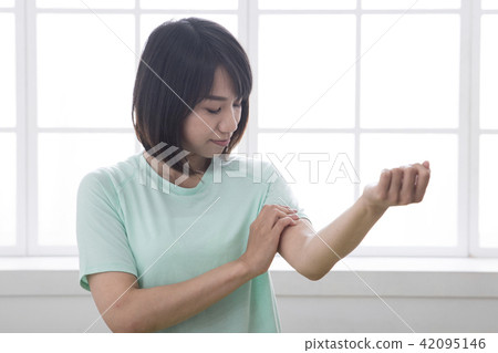 Sore woman after exercise 42095146