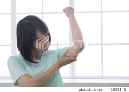 Sore woman after exercise 42095148