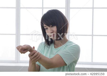 Sore woman after exercise 42095150