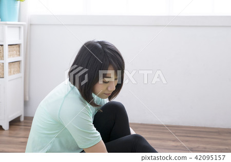 Sore woman after exercise 42095157